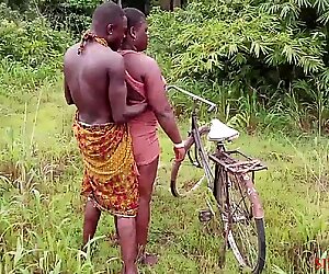 Okonkwo a dat satul slay regină un lift cu bicicletă, fucked her în aer liber