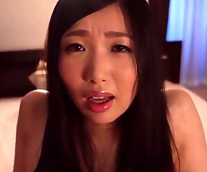 Um cara se filma usando um vibrador em uma milf japonesa