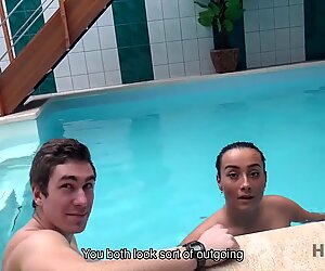 Caça4k. cornudo nada enquanto bonitão estranho se diverte com sua rapariga