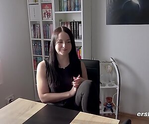 Emma gosta de beijos e carícias - masturbação vibrador